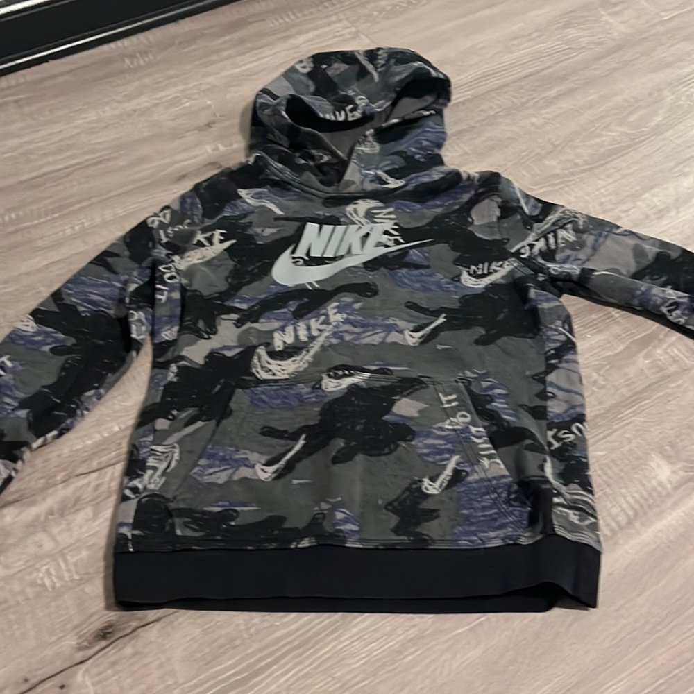 Nike Boys Fleece Printed Pullover Hoodie, YL. Worn once!